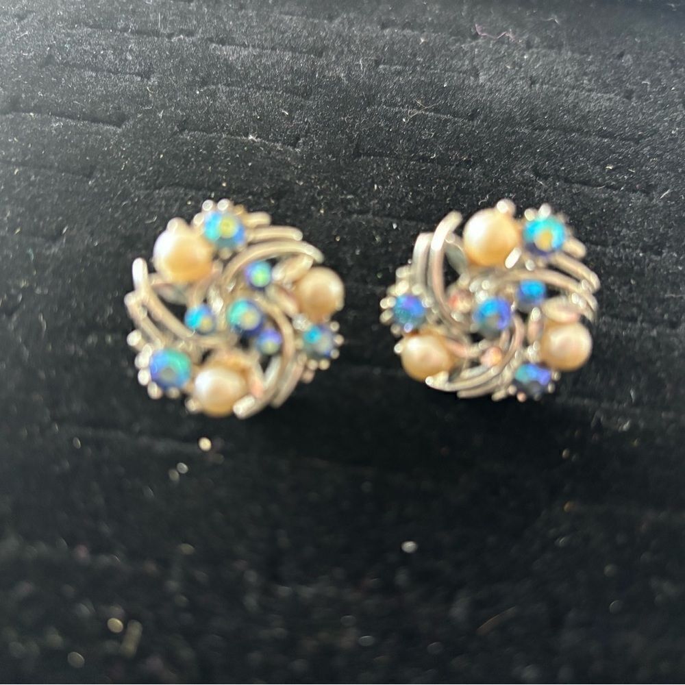 Lisner Earrings Rhinestone Pearl Gold Stud Vintage beaded accessory clip on stud